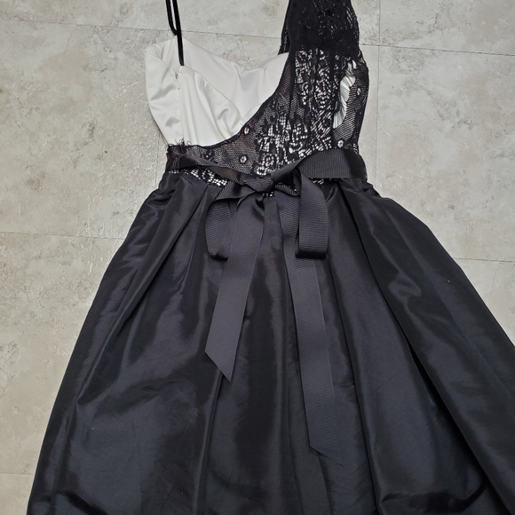 Way In Lace Dress - Picture 2 of 2